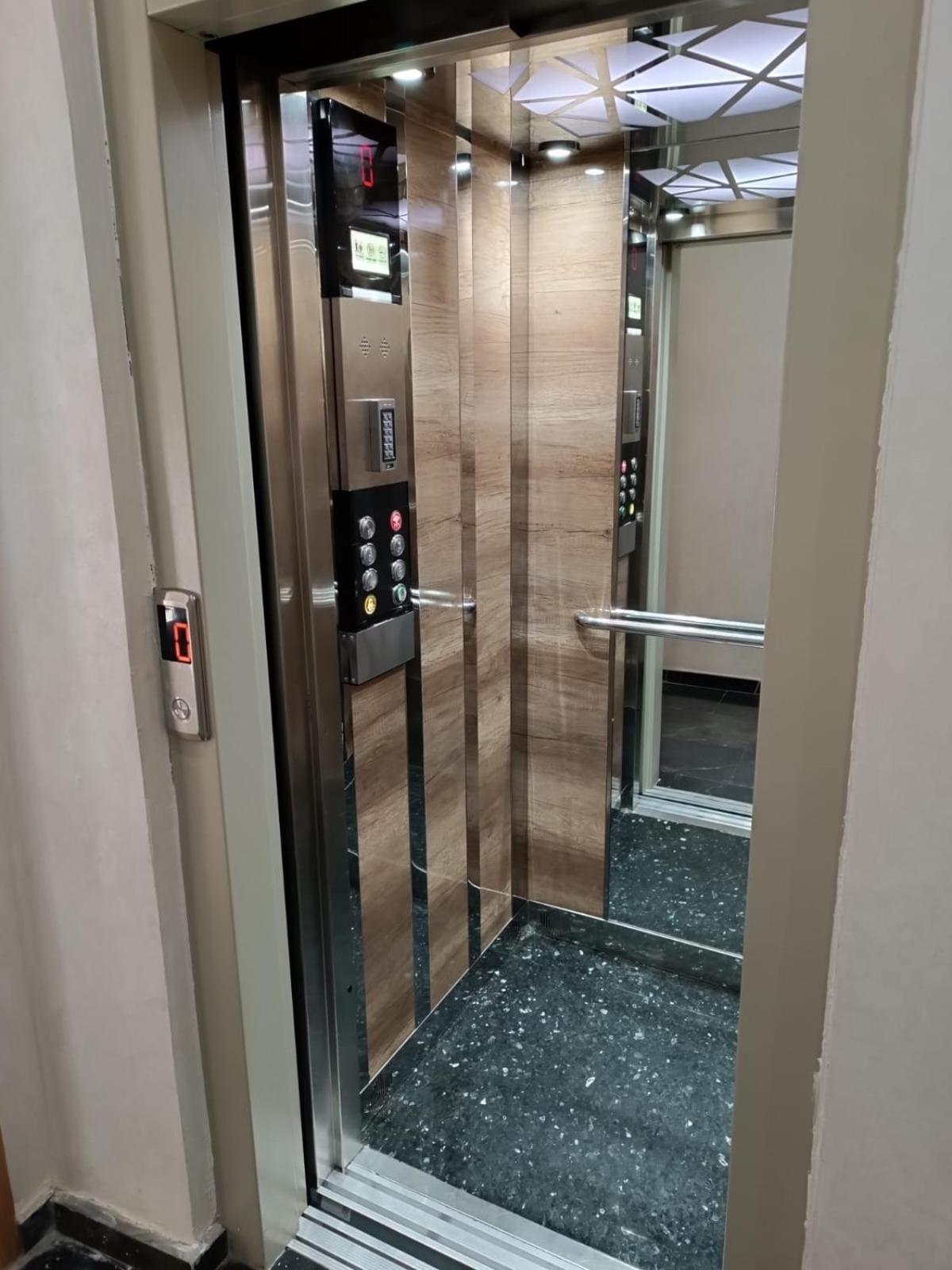 Town Hotel 盖尼特拉 外观 照片